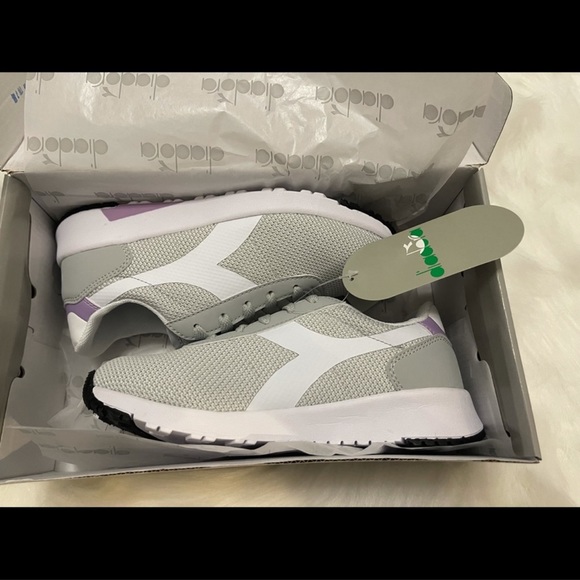 2 for 40 💕 Girls Running Shoes BNIB -Diadora Brand size 4 - Picture 5 of 6